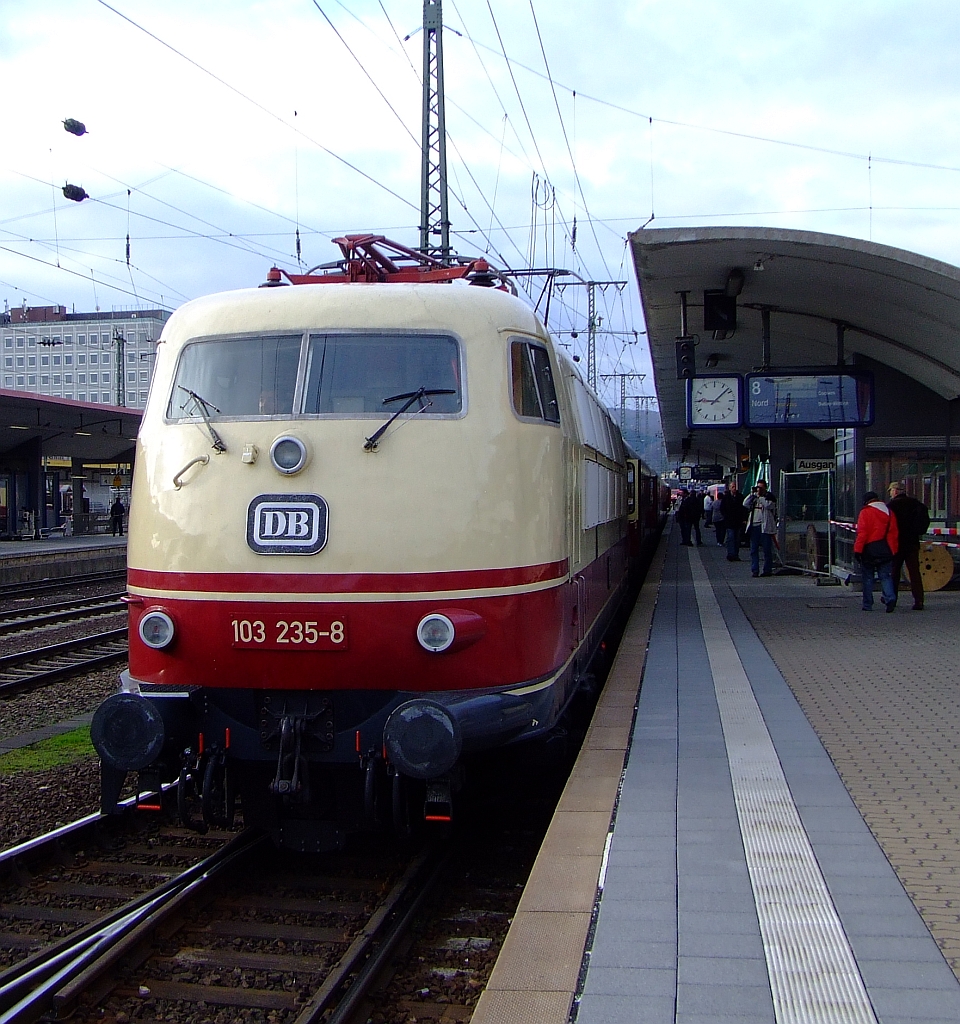 Die 103 235-8 mit IC 91 300 (mit TEE-Rheingold Wagen) steht am 03.04.2010 im Koblenzer Hauptbahnhof zur Weiterfahrt nach Trier Hbf bereit. Der Zug fuhr anl�sslich des Dampfspektakels 2011.