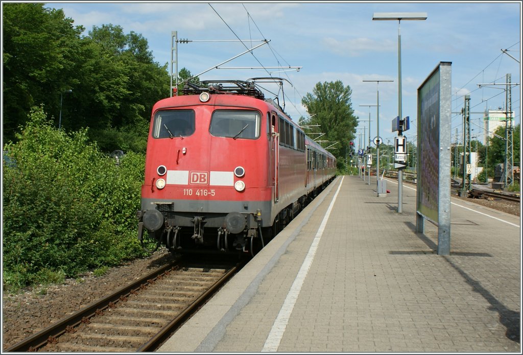 Die 110 416-5 erreicht mit einem RB Marbach (am Neckar).
22. Juni 2012