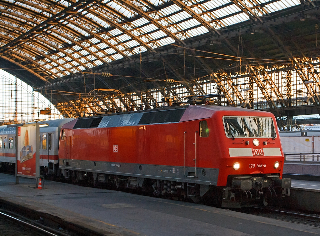 Die 120 146-6 f�hrt mit einem IC am 30.09.2012 in den Hbf K�ln ein.