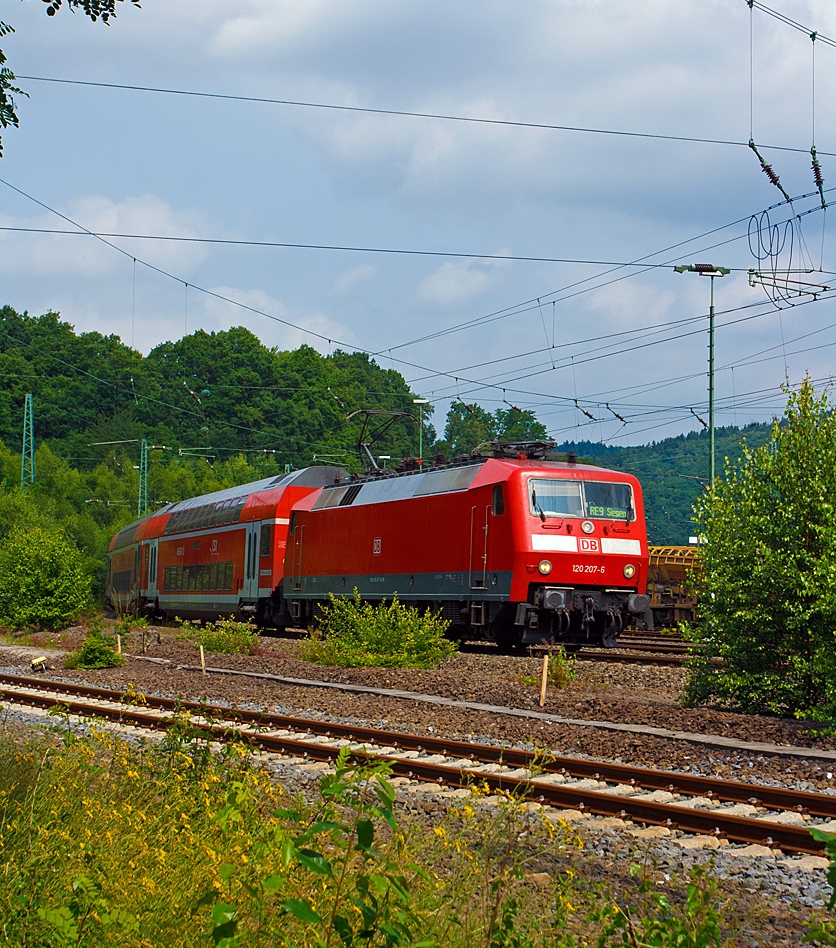 Die 120 207-6 (ex 120 136-7) mit dem RE 9 - Rhein Sieg Express (RSX) Aachen - K�ln - Siegen am 13.07.2013 kurz vor dem Bahnhof Betzdorf/Sieg.