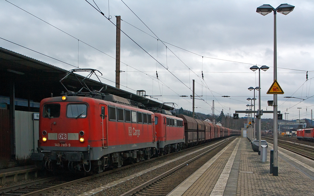 Die 140 789-9 und eine weitere 140er der DB Schenker Rail in Doppeltraktion mit CIL 48700 von Gro�krotzenburg nach Rotterdam Maasvlakte Oost ein leerer Kohlenzug (Selbsentladewagen), hier durchf�hrt er am 28.12.2012 den Bahnhof Kreuztal. Er f�hrt auf der KBS 440 Ruhr-Sieg-Strecke in Richtung Hagen. 