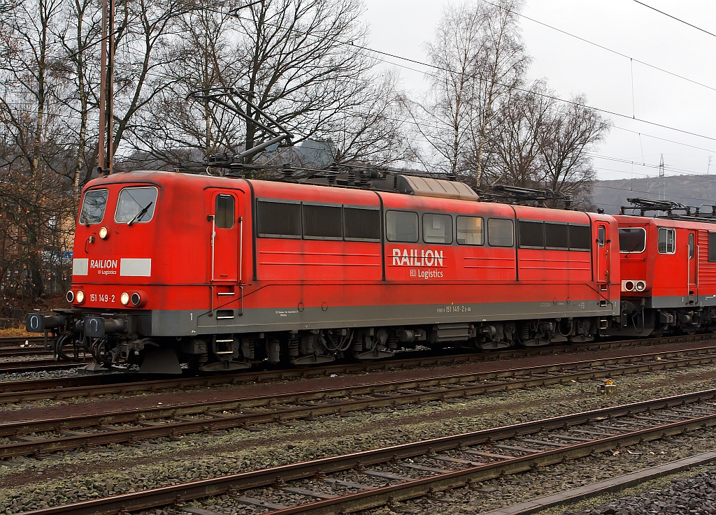 Die 151 149-2 der DB Schenker Rail Deutschland AG hat aufgeb�gelt, hier am 23.12.2011 in Kreuztal, sie will einen G�terzug im Ragierbahnhof abholen und auf der KBS 440 Ruhr-Sieg-Strecke in Richtung Hagen ziehen.