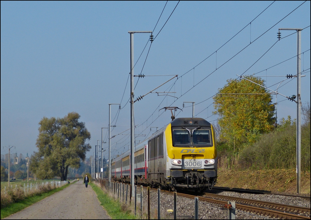 Die 3006 braust mit dem IR 115 Liers - Luxembourg am 25.10.2012 durch das Alzette Tal zwischen Mersch und Lintgen. Im Bahnhof von Mersch hat der Zug zum letzten Mal gehalten, nun geht es Non-Stop nach Luxemburg Stadt. Der Wanderweg, welcher zwischen Mersch und Lintgen entlang der Bahnstrecke verl�uft, ist �brigens sehr zu empfehlen, er weist keine Steigungen auf und besitzt mehrere Oma-B�nke, samt Abfalleimer. ;-) (Jeanny)