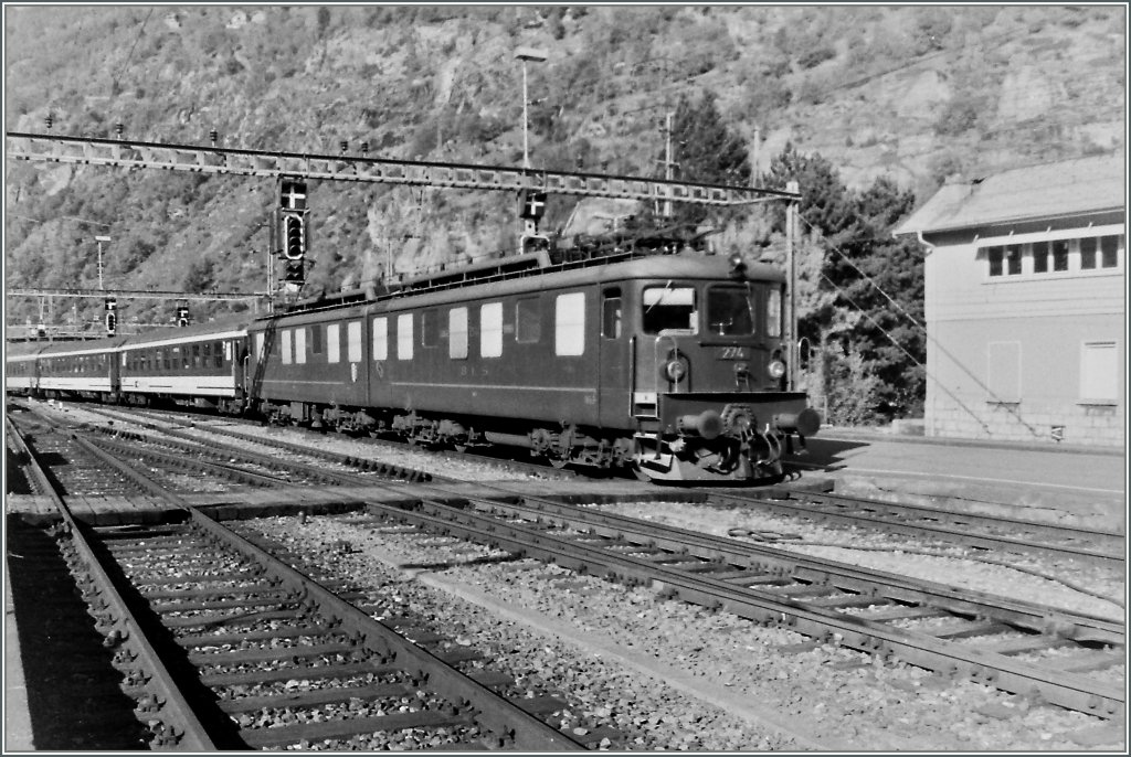 Die BLS Ae 8/8 274 erreicht mit eim Schnellzug den Bahnhof Brig.
Gescanntes Negativ/Okt. 1994