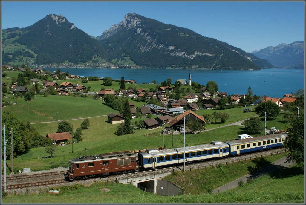 Die BLS Re 4/4 191 mit einem RE von Interlaken nach Zweisimmen kurz nach Faulensee. 
27. Sept. 2012