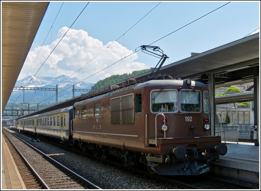 Die BLS Re 4/4 N� 192 wartet mit ihrem Wendezug in Spiez auf die R�ckfahrt nach Interlaken. Auf Stefans Bild der Zugbegegnung ist es ein solcher Zug, der die gr�ne Ae 6/6 kreuzt. 28.05.2012 (Hans)