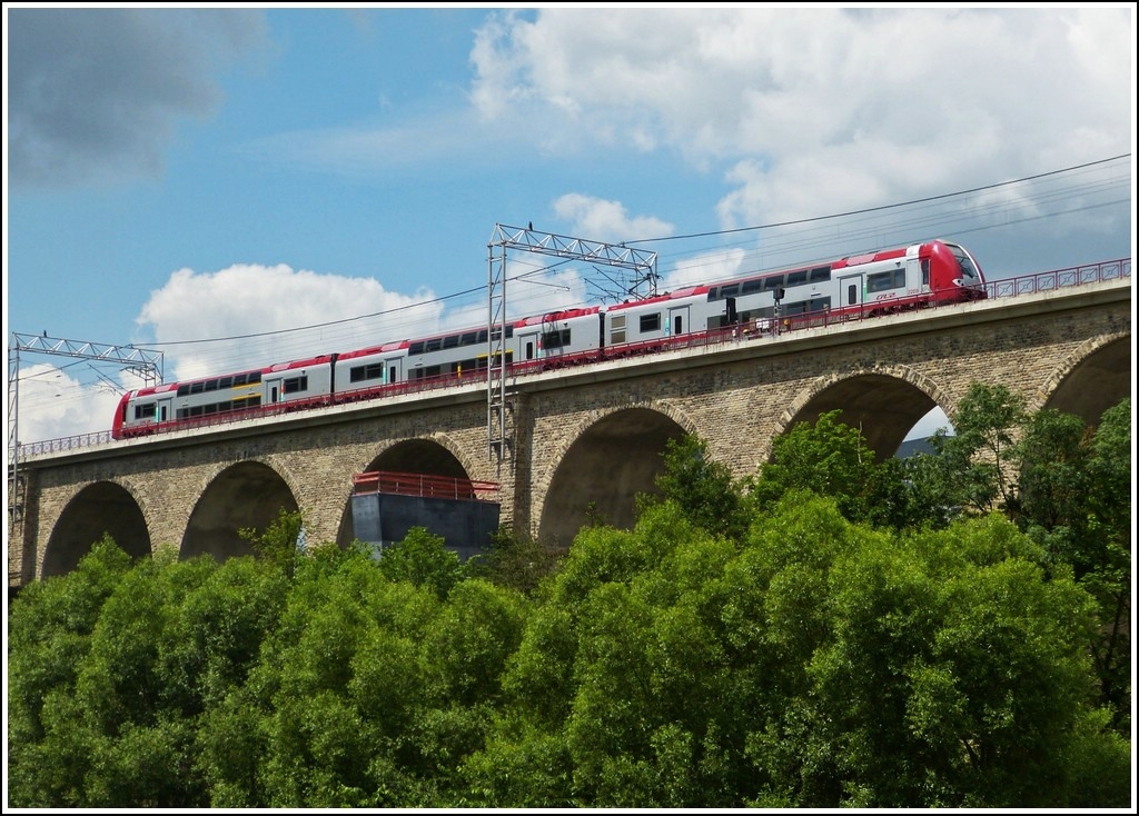 Die Computermaus 2209 hat soeben den Bahnhof von Luxemburg verlassen und f�hrt als RB 3212 in Richtung Wiltz �ber den Pulverm�hle Viadukt. Dieser Viadukt, auch Bisserweg Viadukt genannt, hat eine L�nge von 242 Meter und 13 B�gen von 15 Meter Durchmesser und wird zur Zeit von 2 auf 4 Gleise ausbebaut. In der Mitte des Bildes ist schon einer der neuen Pfleiler zu sehen, 03.07.2012 (Jeanny)