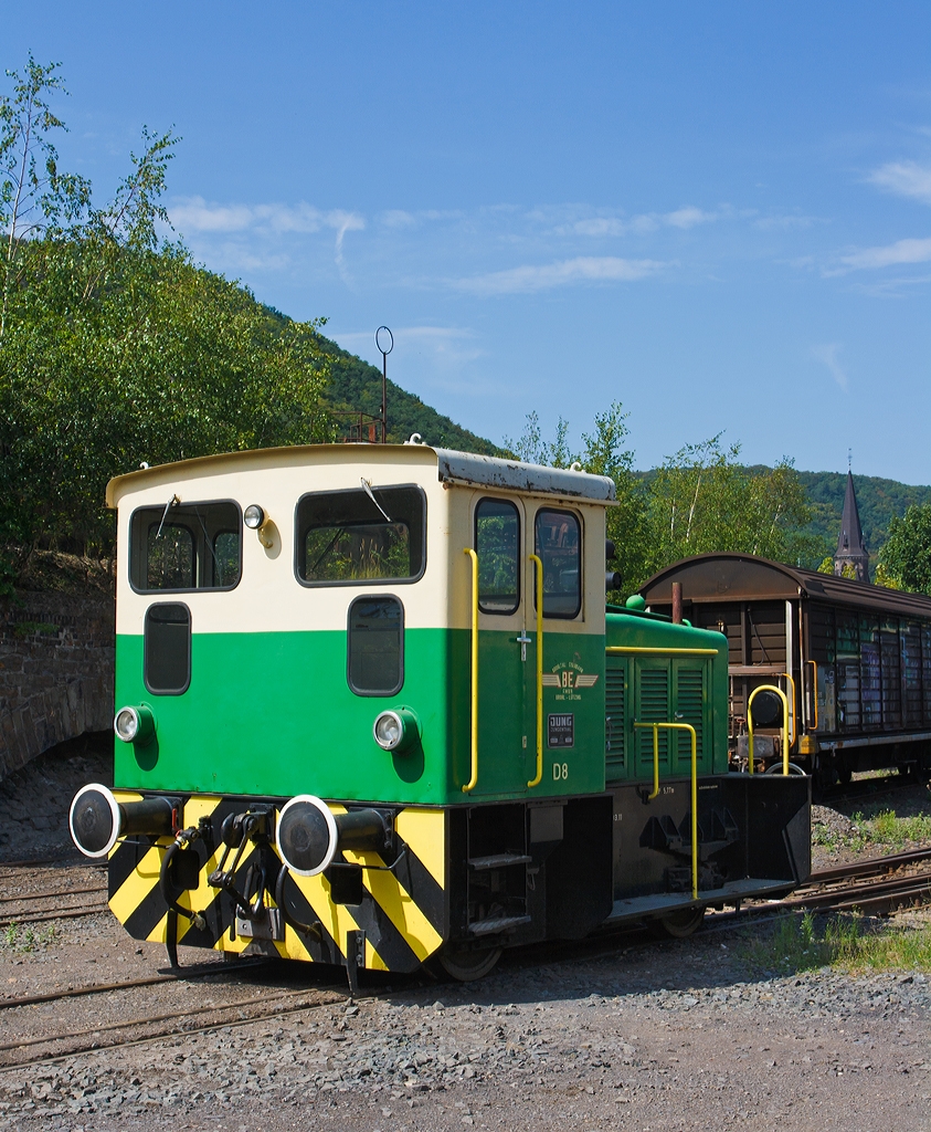 Die D8 eine Jung RK 8 B der der Brohltal Eisenbahn (BEG), ex. R. Folgolin, Neuwied, ex Zementfabrik Bonn, am 18.08.2011 in Brohl-Lützing auf der Gleisanlage Rheinanlagen.

Die Lok ist eine Normalsprur Diesellok vom Typ Jung RK 8 B, sie wurde 1972 von Jung unter der Fabriknummer 14128 gebaut und an die Bonner Zementwerk AG (ab 1987 Dyckerhoff AG) geliefert. Im Jahre 1987 ging sie an Dyckerhoff AG, Zementwerk Neuwied (Rhein) und 2003 an Richard Fogolin GmbH, Bendorf bis sie im November 2005 zur Brohltalbahn (BEG) kam.

Die Jung RK 8 B ist eine Diesellokomotive, die von der Arnold Jung Lokomotivfabrik in Kirchen (Sieg) in wenigstens zwölf Exemplaren gebaut wurde. Sie war vor allem für den Rangiereinsatz im Werksdienst vorgesehen.

Die Typenbezeichnung beschreibt die wesentlichen Merkmale der Lokomotive: Die ersten beiden Großbuchstaben gaben die Bauart der Maschine sowie die Art der Kraftübertragung an. Die nachfolgende Ziffer beschreibt mit Zehn multipliziert die Leistung in PS, der nachfolgende Großbuchstabe beschreibt die Achsfolge. Es handelt sich also um eine Regelspurlokomotive mit Kettenantrieb der Achsen vom (hydraulischen) Getriebe, einer Motorleistung von 80 PS und der Achsfolge B, also zwei angetriebenen Achsen. Dieses Bezeichnungsschema ist typisch für die Lokomotiven der dritten und vierten Generation von Jung-Diesellokomotiven. Die RK 8 B ist die leistungsschwächste von insgesamt fünf B-gekuppelten Lokomotivbauarten der dritten Generation.

Von der Jung RK 8 B wurde zwischen 1963 und 1972 in nur wenigen Exemplaren gebaut.

TECHNISCHE DATEN:
Baujahre: 1964 – 1972
Achsformel: B
Spurweite: 1.435 mm (Normalspur)
Länge über Puffer: 5.770 mm
Dienstmasse: 15 t
Installierte Leistung: 58,84 kW (80 PS)
Leistungsübertragung: hydraulisch, Antrieb der Achsen mit Kette

