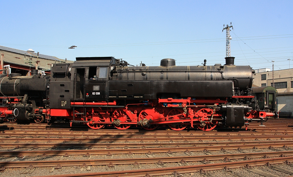 Die DB 82 008 (ex DB 082 008-4) am 23.04.2011 im S�dwestf�lische Eisenbahnmuseum in Siegen. 

Die Lok wurde 1951 unter Fabriknummer 2884 bei Krupp gebaut.Sie vom 02.01.1961 bis 21.05.1966  Bw Altenkirchen (Ww) beheimatet.

Seit April 2014 steht die Lok im DB Museum Koblenz-L�tzel, sie war eine Leihgabe vom DB Museum.