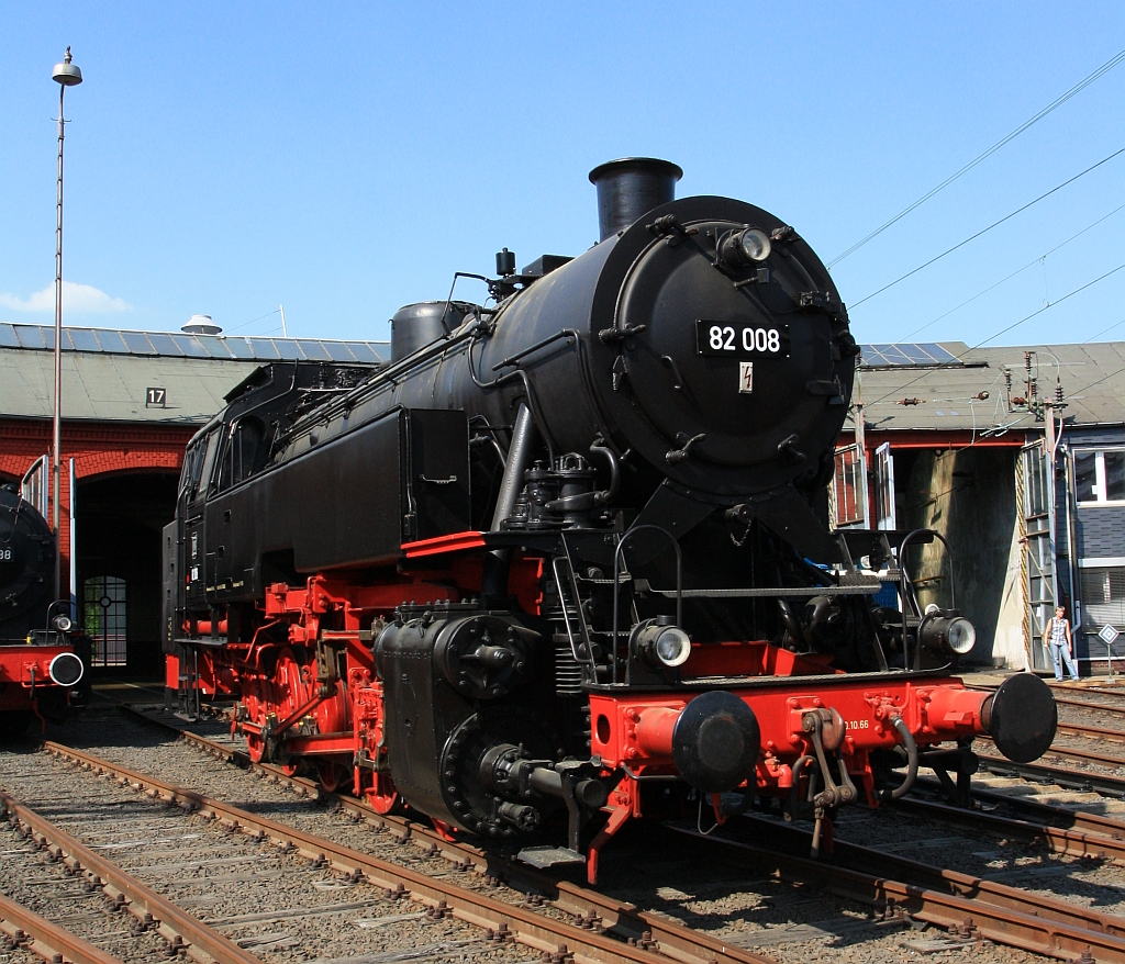 
Die DB 82 008 (ex DB 082 008-4) am 23.04.2011 im S�dwestf�lische Eisenbahnmuseum in Siegen. 

Die Lok wurde 1951 unter Fabriknummer 2884 bei Krupp gebaut.Sie vom 02.01.1961 bis 21.05.1966 Bw Altenkirchen (Ww) beheimatet.

Seit April 2014 steht die Lok im DB Museum Koblenz-L�tzel, sie war eine Leihgabe vom DB Museum.