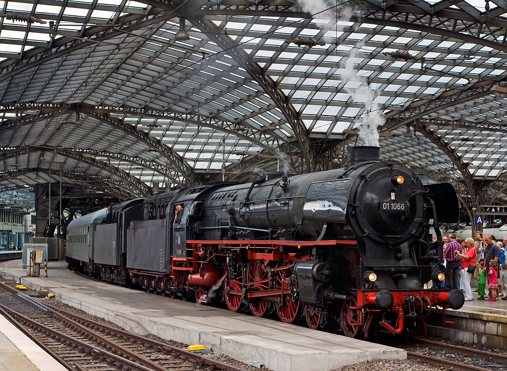 Die Dreizylinder-Schnellzuglokomotiven 01 1066 ex DB 012 066-7 der UEF am 07.07.2012 mit einem Sonderzug beim Halt im Hbf K�ln. Fast alle Fotografen liefen an den Bahnsteig, nur zwei Weitere und gingen auf den gegen�berliegenden Bahnsteig, hier war die Sicht frei auf die sch�ne Lok. Einen freundlichen Gru� an den Lokf�hrer zur�ck.