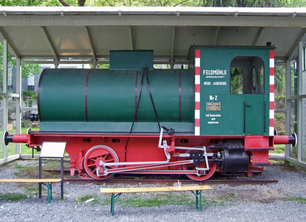 
Die Feuerlose Dampfspeicherlok, ehem. Nr. 2 der Papierfabrik Reisholz AG, Werk Arnsberg, sp�ter Feldm�hle AG, bis 1990 im Einsatz, heute im Maschinen & Heimatmuseum Eslohe (29.05.2010). 
Die Lok wurde 1920 bei Jung, Jungenthal bei Kirchen an der Sieg unter der Fabrik-Nr. 3089 gebaut. Sie hat eine Leistung von 150 PS, ein Gewicht von 16,7 t, die Bauart ist B-fl, Normalspur (1.435mm).