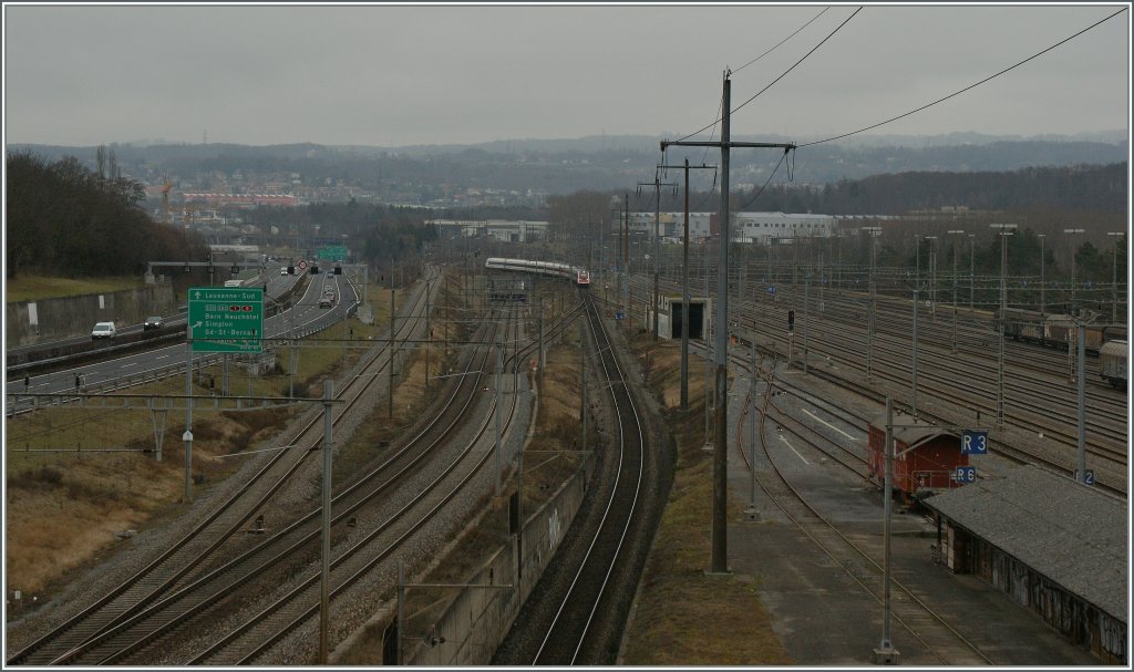 Die heutigen beiden Bilder zeigen den Fahrtverlauf der ICN von Basel/St.Gallen - Biel/Bienne - Gen�ve welche NICHT via Lausanne verkehren im Bereich es Rangierbahnhofs Lausanne Triage bzw. der Haltestelle Denges Echandens.
Hier ist der ICN 620 in ziemlicher Entfernung zu sehen, wie von Bussigny kommend, nun auf die Strecke Lausanne - Gen�ve gelenkt wird.
7. Jan. 2013