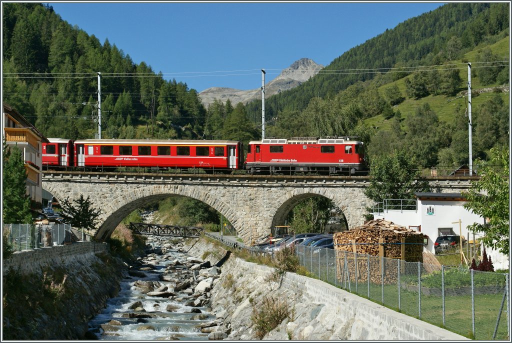 Die Rhb Ge 4/4 II 618 �berquert mit ihrem Regionalzug von Pontresina nach Scuol bei Susch die Susasca.
13.09.2011
