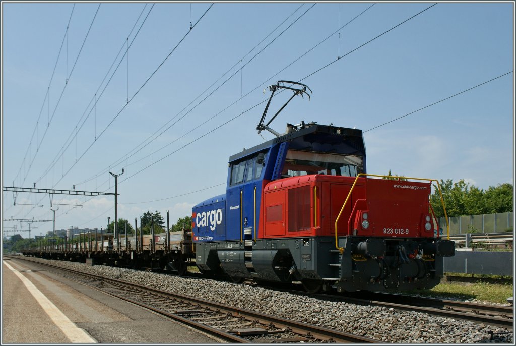 Die SBB Cargo Eem 923 012-9  Chaumont  hat in Morges einige Ks Wagen abgeholt und wartet nun in Denges Echandens auf die Einfahrt in den Rangierbahnhof Lausanne Triage.
15.07.2013