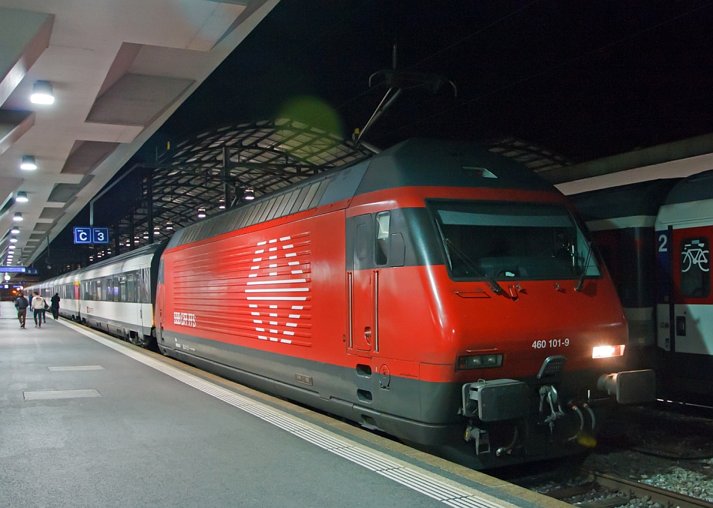 Die SBB Re 460 101-9 mit einem Interregio am 29.09.2012 in Luzern. 
Mittlerweile hat sie ein neues Outfit, im Mai konnte ich sie noch als Magic Ticket ablichten.
Wenig bekannt ist, dass die Re 460  durch die italienische Designfirma  Pininfarina entworfen wurde, der Schriftzug ist auch unten auf den Loks zulesen.