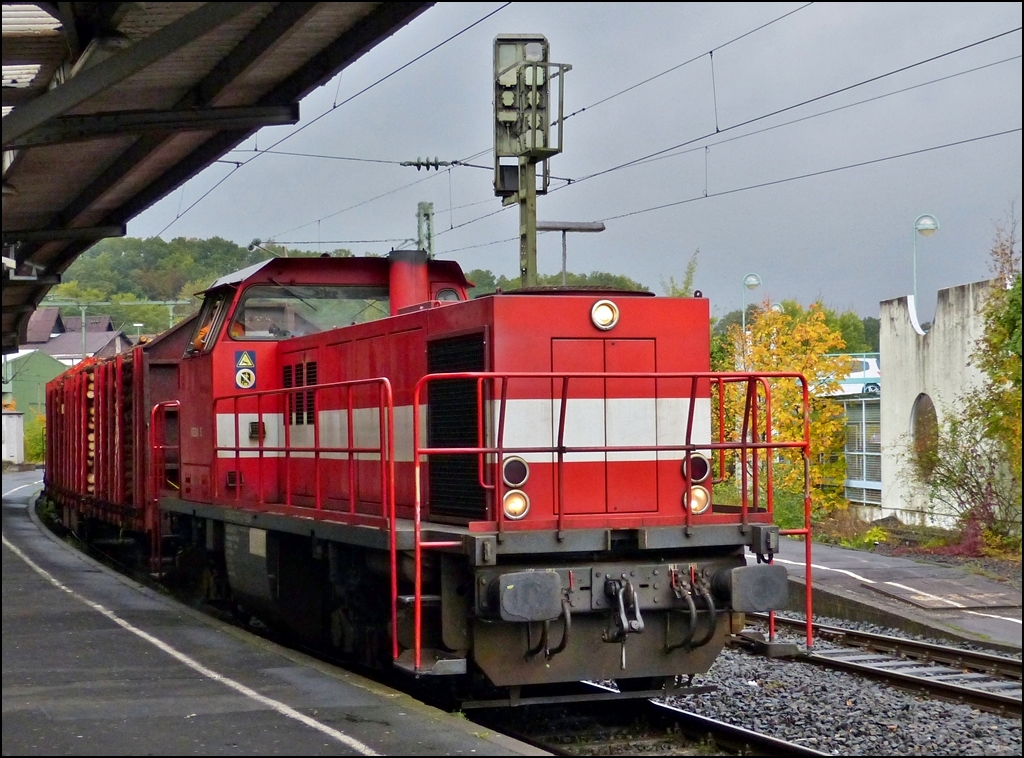 Die Westerwaldbahn (WEBA) Lok 5 (DH 1004) durchf�hrt am 12.10.2012 den Bahnhof von Betzdorf (Sieg) mit einem gemischten G�terzug. Die Lok wurde 1962 von Henschel unter der Fabriknummer 30526 gebaut, anf�nglich trug sie die Nummer DB V100 1177 (ab 1968 DB 211 177-1). 1998 erfolgte der Umbau durch Vossloh nach dem Konzept von On Rail mit Serienteilen der Type G1205, seit 1999 ist die Lok bei der Westerwaldbahn (WEBA). Sie besitzt einen MTU 12V396TC14 Motor mit 1.030 kW (1.400 PS) Leistung. (Hans)