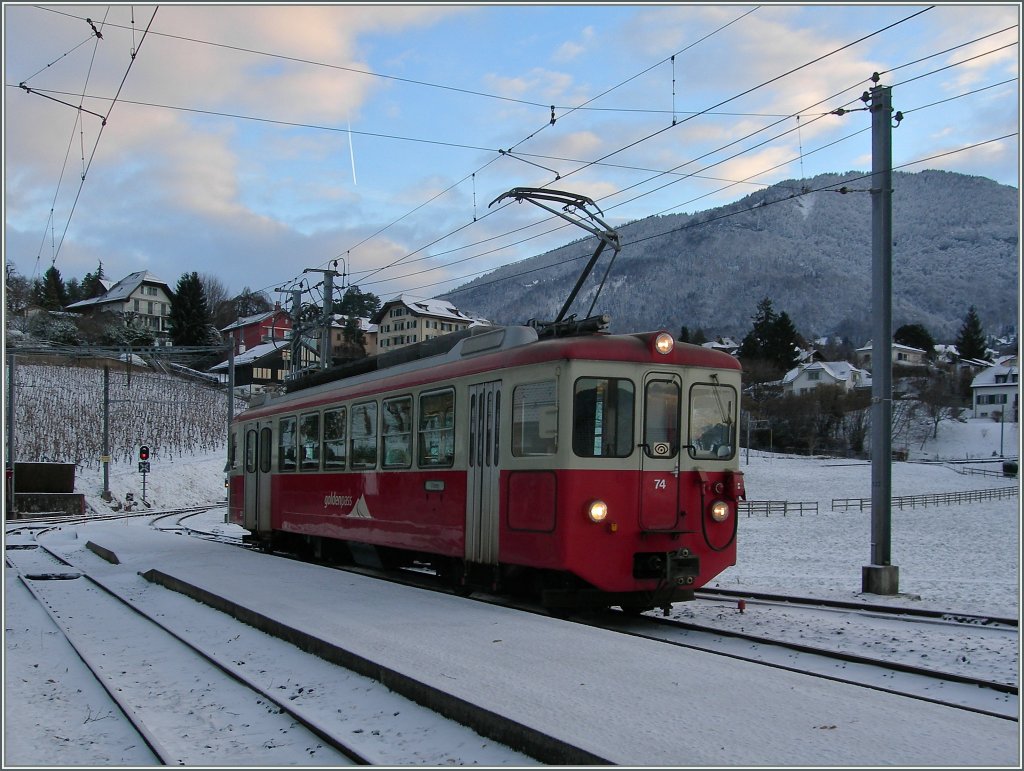 Ein auf die Gleise gefallener Baum bescherte der CEV einen Streckenunterbruch und mir dieses Bild mit dem auf die Fahrg�ste vom SEV wartenden BDeh 2/4 N� 74 in St-L�gier Gare. 
Den Anschlusszug nach Lausanne habe wir dann zwar knapp aber doch noch erreicht; danke, CEV.
3. Feb. 2013
