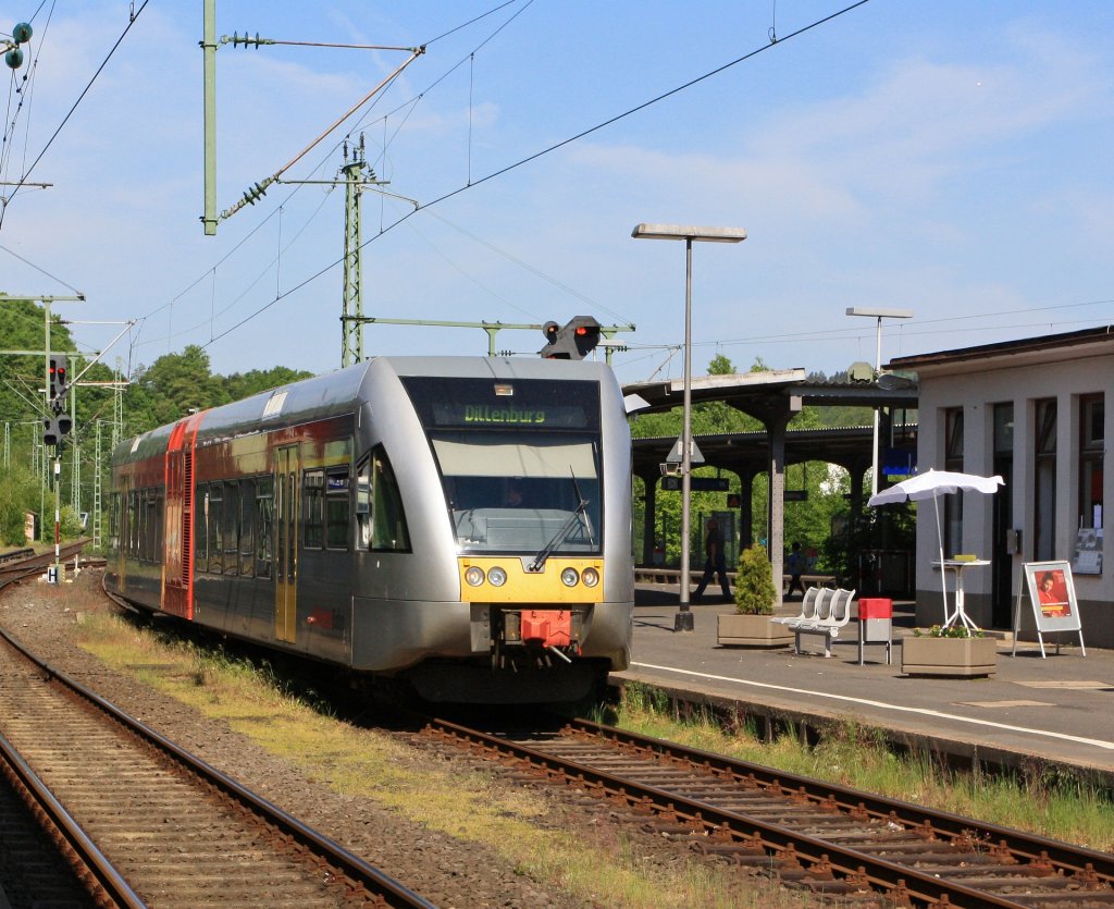 Ein GTW 2/6 der Hellertalbahn steht am 08.05.2011 zur Abfahrt nach Dillenburg bereit. Dieser f�hrt die komplette Kursbuchstrecke 462 (Hellertalbahn), nur die Strecke Betzdorf-Herdorf-Neunkirchen wird im Stundentakt gefahren.
