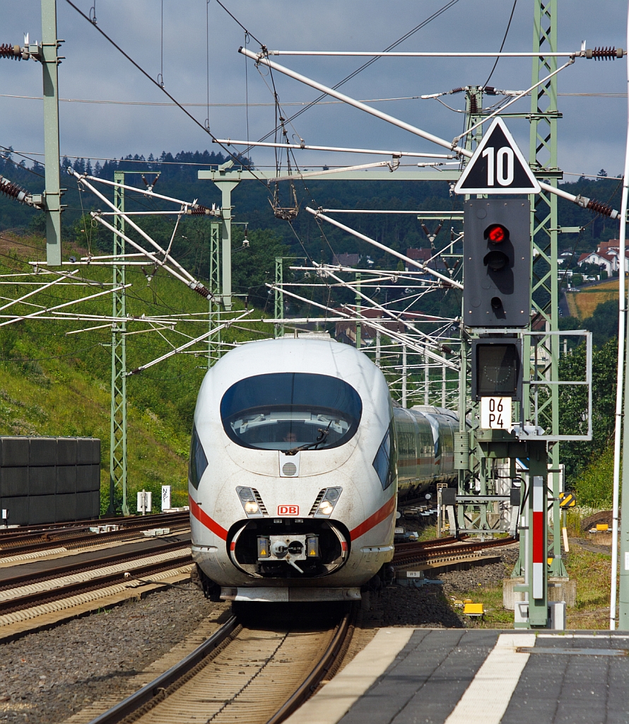 Ein ICE 3 (zwei gekuppelte Triebz�ge) kommt am 18.07.2012 von K�ln und f�hrt in den ICE Bahnhof Montabaur ein.