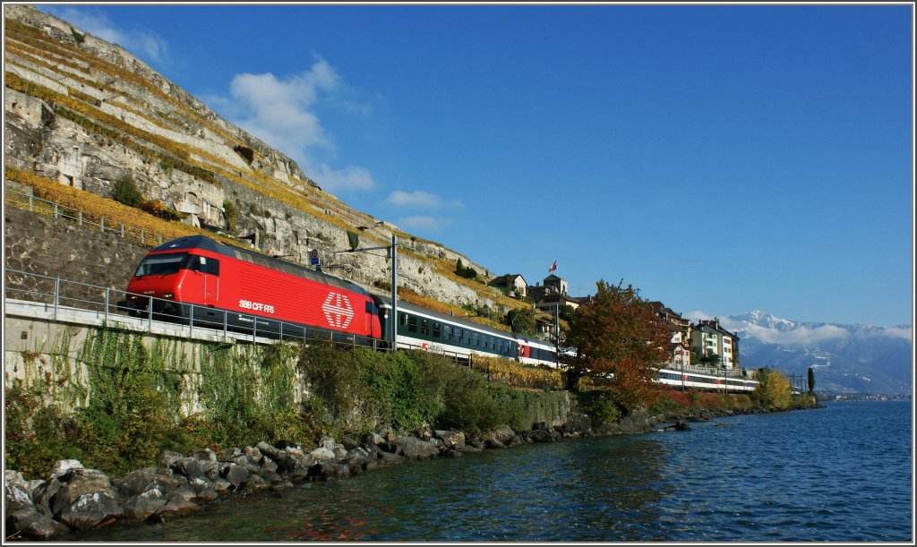 Ein IR auf der Fahrt nach Lausanne, bei St.Saphorin.
(29.10.2012)