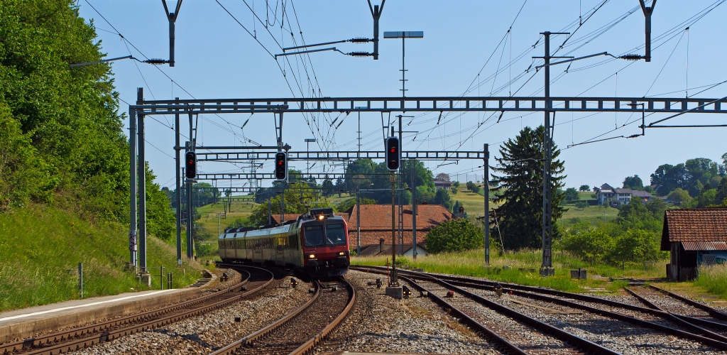 Ein RBDe 560 NPZ Triebzug als S 21 nach Lausanne bei der Einfahrt in den Bahnhof Puidoux-Chexbres am 28.05.2012.

Stefan ist diese BR richtig?