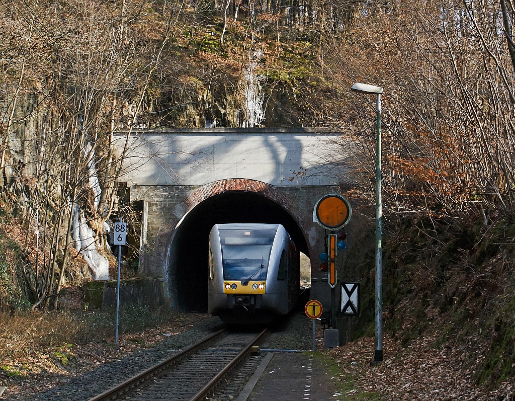 Ein Stadler GTW 2/6 der Hellertal kommt am 04.02.2011 aus dem Herdorfer Tunnel und erreicht den Haltepunkt Herdorf-K�nigsstollen, nach diesem Halt f�hrt er weiter Richtung Betzdorf/Sieg.