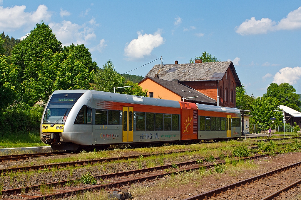 Ein Stadler GTW 2/6 der Hellertalbahn als RB 96 (Zug-Nr. 90422) Neunkirchen-Herdorf-Betzdorf/Sieg, f�hrt am 24.05.2012 vom Bahnhof Herdorf weiter in Richtung Betzdorf(Sieg). Die Zugzielanzeige ist hier falsch.