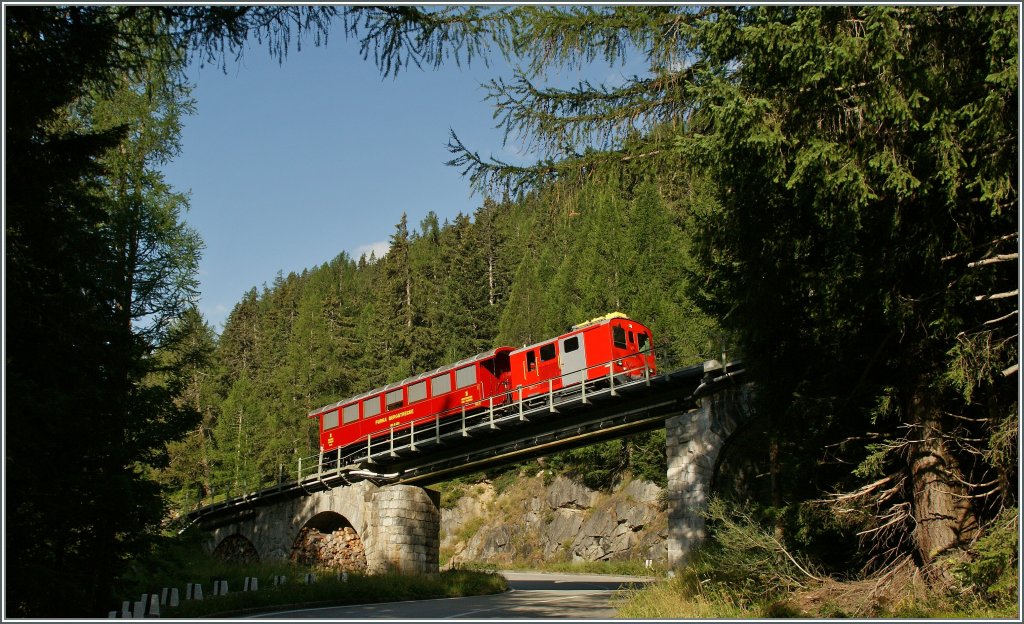 Ein ungewohntes Gespann auf der DFB: ein Tm mit einem vierachsigen Reisezugwagen zwischen Oberwald Gletsch. 
5. Aug. 2013