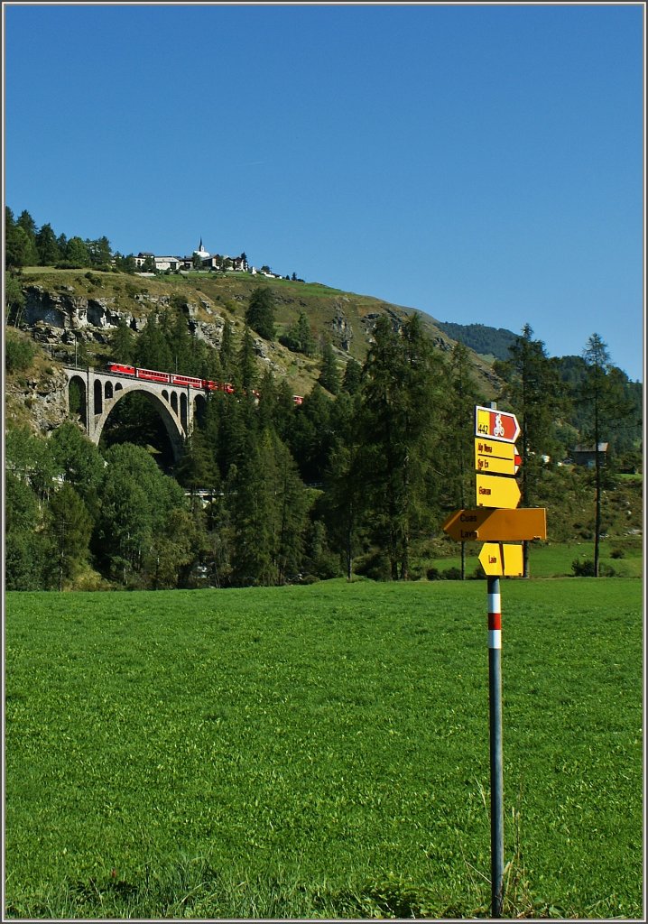Eine andere Variante der  RhB bei Guarda  mit Wegweisern.
(11.09.2011)