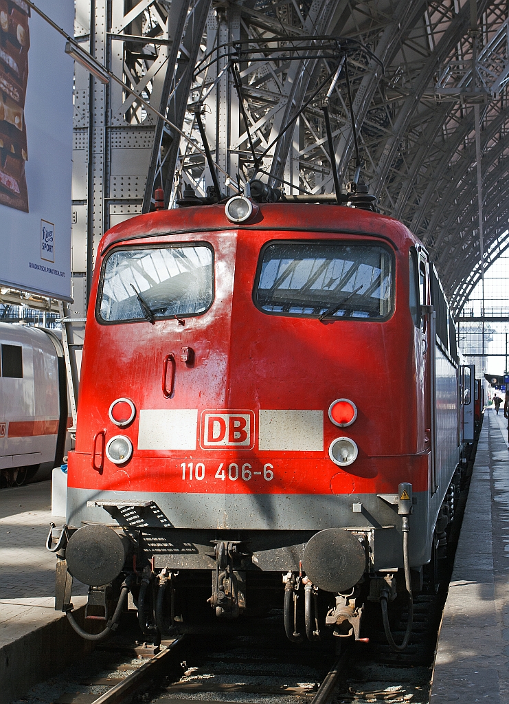 Eine B�gelfalte (110 406-6) am 25.05.2012 im  im Hbf Frankfurt/Main. Diese Lok wurde 1966 bei Krauss-Maffei unter der Fabrik-Nr 19181 gebaut.