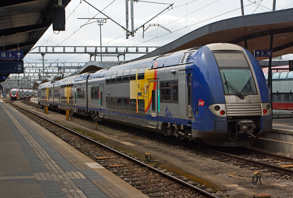 Eine Computermaus in Blau, halt eine franz�sische - Ein dreiteiliger Alstom Coradia Duplex TER 2N NG,  der SNCF Z 24500 - 336 am 14.06.2013 im Bahnhof Luxemburg.
Die Kurzbezeichnung TER 2N NG kommt von Transport Express R�gional (Regionalverkehr) 2N von deux niveaux (zwei Ebenen) und NG von nouvelle g�n�ration (neue Generation).


Diese 3-teiligen Doppelstocktriebz�ge bieten 339 Fahrg�sten bequeme Sitzpl�tze (41 in der 1. Klasse und 298 in der 2. Klasse), sie sind Baugleich der CFL Serie 2200.

Technische Daten:
Spurweite: 1.435 mm 
Achsanordnung: Bo'2' Bo'2' Bo'2'
Leistung: 3 x 780 kW = 2.340 kW
Stromsystem: 25 kV AC 50Hz und 1500 V DC
L�nge �ber Kupplung: 81.100 mm (27.350 mm +26.400 mm +27.350 mm)
Fahrzeugh�he: 4.320 mm
Fahrzeugbreite: 2.806 mm 
Dienstgewicht: 193 t (67 t + 59 t + 67 t)
H�chstgeschwindigkeit: 160 km/h
Beschleunigung: 0.95 m/s�
 
Die Endwagen (Z1) und der Mittelwagen (Z3) wurde von Alstom und die Endwagen (Z5) wurden von Bombardier gebaut.