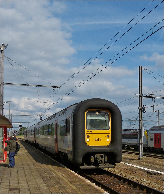 Eine typisch belgische Erscheinung, die Gumminase AM (Automotrice) 96 447 durchf�hrt am 23.06.2012 den Bahnhof La Louvi�re Sud. (Hans)

Die Reihe AM 96 der Belgischen Staatsbahn ist eine Reihe von 160 km/h schnellen dreiteiligen Elektrotriebfahrzeug-Einheiten. Jede Einheit besteht aus je einem Wagen der Typen Bx, B und ADx.

Die Z�ge werden haupts�chlich im innerbelgischen Schnellzugdienst (IC und IR) der NMBS/SNCB eingesetzt, erreichen aber auch auf drei grenz�berschreitenden InterCity-Linien Lille (Frankreich) und Luxemburg (Stadt).

Charakteristisch ist bei diesen Fahrzeugen der F�hrerstand, welcher von einer Gummiwulst umgeben ist - weshalb diese Fahrzeuge liebevoll Gumminasen oder auch abwertend Klobrillen genannt werden - und dessen Mittelteil (Steuertisch), welches bei der Vereinigung von mehreren Einheiten seitlich wegklappbar ist.

Fahrzeugnummern:
441-490: Zweisystemfahrzeuge f�r 3 kV= und 25 kV~
501-547: Einsystemfahrzeuge 3 kV = mit GTO-Traktionsstromrichter
548-570: Einsystemfahrzeuge 3 kV = mit IGBT-Traktionsstromrichter

Technische Daten der AM 96:

Hersteller: BN (La Brugeoise et Nivelles) / ACEC (Ateliers de contruction �lectriques de Charleroi)
Anzahl: 120
Baujahr(e): 1996–1999
Achsformel: Bo'Bo'+2'2'+2'2'
Spurweite: 1435 mm (Normalspur)
L�nge �ber Kupplung: 79.200 mm
Breite: 2860 mm
H�chstgeschwindigkeit: 160 km/h
Stundenleistung: 1.400 kW
Strom�bertragung: Oberleitung
Anzahl der Fahrmotoren: 4
