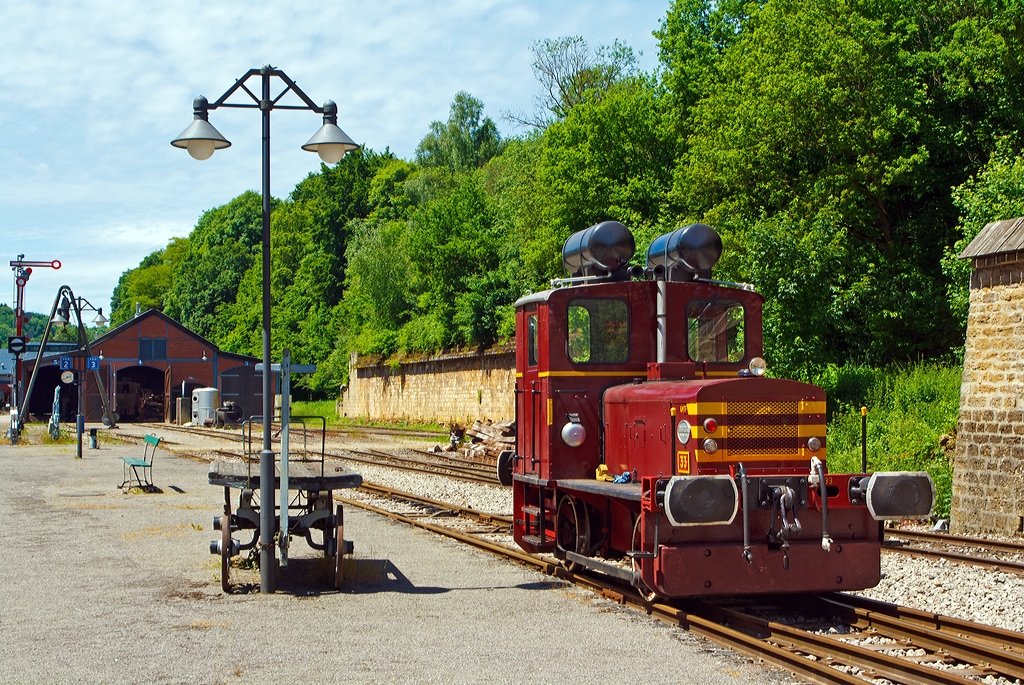 Faszination Museumsbahn bei der AMTF (Association des Mus�e et Tourisme Ferroviaires) bzw. “Train 1900”. 

Die (Deutz 56776) AMTF Nr. 33, ex Hadir 33, ex Arbed 33 am 16.06.2013 in Fond de Gras. 
Die Deutz-Diesellok vom Typ A4L 514 R wurde 1957 von Deutz unter der Fabriknummer 56776 gebaut und �ber DEMAG, Duisburg an das H�ttenwerk Hadir in Differdingen (Differdange, Luxembourg) geliefert und dort als Lok N� 33 bezeichnet. Das Werk wurde 1967 von der ARBED �bernommen (heute ArcelorMittal), und die Lok als Arbed 33 - S�rie 180 bezeichnet.

Schon 1980, nach 23 harten Dienstjahren, ging die Lok zur Museumsbahn AMTF. Hier wurde der Motor �berholt und Druckluftbremsen nachtr�glich eingebaut.

Technische Daten:
Hersteller/Fabrik-Nr.: Deutz 56776
Bauart: B – dm
Spurweite: 1.435 mm
Leistung: 55 PS
H�chstgeschwindigkeit: 15 km/h