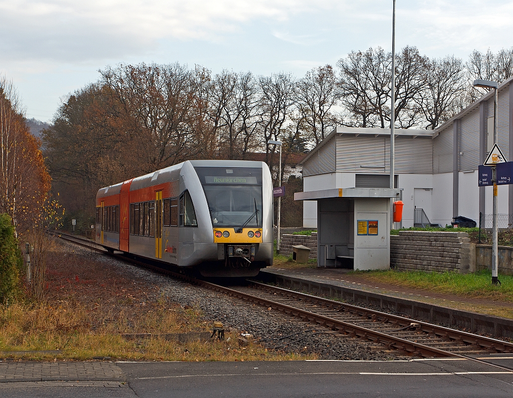 GTW 2/6 der Hellertalbahn kommt von Betzdorf/Sieg mit Fahrtrichtung Neunkirchen, hier am 20.11.2011 am Haltepunkt Gr�nebacherh�tte.