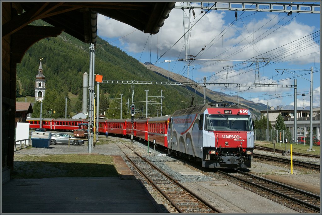 Hier, in Bever, m�ndtet die Albulabahn von Norden her in einer einge Kurve in die Engadiner Strecke ein. 
12.09.2011