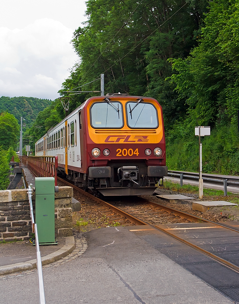 Hier meine Version von dem  Z2  (S�rie 2000), dem 2004 auf der Fahrt nach Wiltz, hier ein paar Meter weiter (als bei Stefans Bild) am Bahn�bergang in Kautenbach am 15.06.2013.