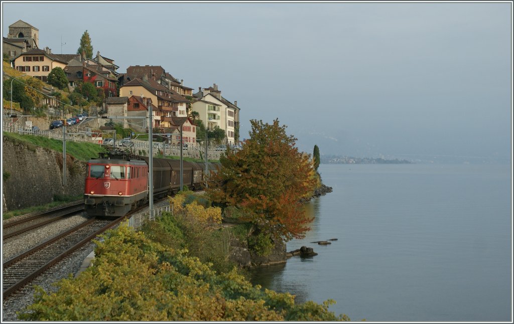 Hier nun noch ein Bild, ohne �berraschung: auf der allseits wohlbekannten Fotoerstelle fliegen einem die Tauben nur so vor die Kamera  - hier in Form der SBB Ae 6/6 auf dem Weg nach Lausanne. 
A propos  Tauben in den Mund fliegen : Der Rebbauer, der gleich unterhalb der Fotostelle seine Trauben pfl�ckte schenkte mir etliche der s��en Fr�chte...
25. Okt. 2012