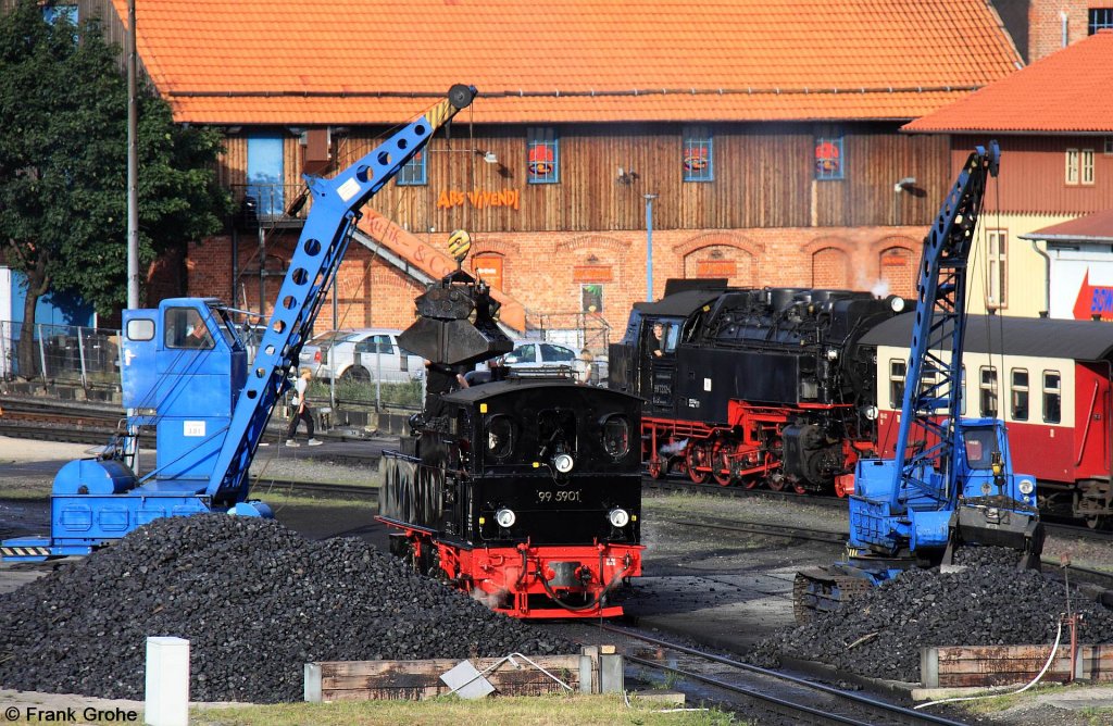 HSB 99 5901 NWE 11 beim Bekohlen nach einer Sonderfahrt Wernigerode - Nordhausen und zur�ck, dahinter rangiert 99 7232-4 mit einem Personenzug, fotografiert im Bw Wernigerode am Abend des 04.08.2012
--> ... und wieder ein Mallet-Lok von Jung: Die 99 5901 wurde von Arnold Jung, Jungenthal mit der Fabr.-Nr. 258 im Jahr 1897 gebaut.