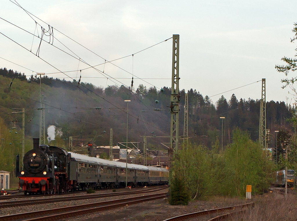 Im letzten Licht, gegen 20:03 Uhr kommt der erste entlich: Die Bochumer (DGEG) 38 2267 (P 8) zieht den ersten Sonderzug der Eifelbahn, auf der R�ckfahrt von Gie�en, �ber die Siegstrecke (KBS 460) in Richtung K�ln. Hier am 28.04.2012 in Betzdorf/Sieg.