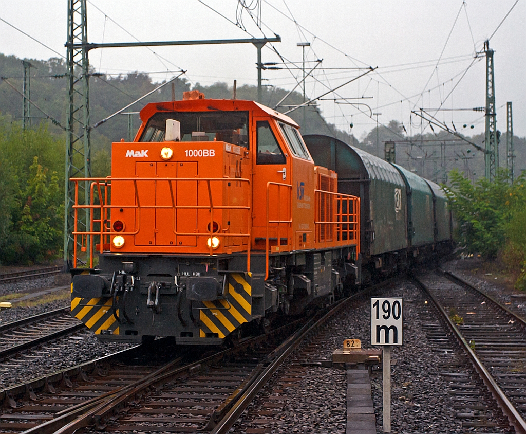 Im Regen - Die Lok 44 - MaK G 1000 BB (271 004-4) der Kreisbahn Siegen-Wittgenstein (KSW) f�hrt mit ihrem G�terzug am 14.09.2012 von Betzdorf/Sieg in Richtung Siegen los. Die Lok wurde 2003 bei Vossloh unter der Fabriknummer 1001462 gebaut und am 05.01.2004 an die KSW ausgeliefert. Sie hat die NVR-Nummer  92 80 1271 004-4 D-KSW.