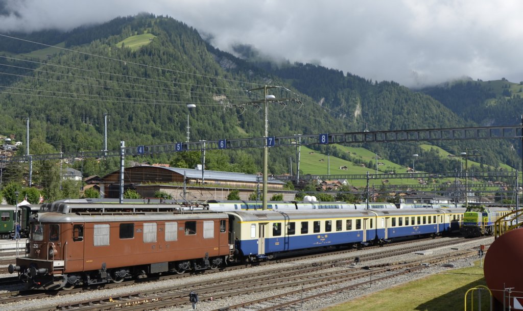 Jubil�um 100 Jahre BLS in Frutigen: Am Sonntag schien die Sonne und die Ae 4/4 251 pr�sentierte sich in voller Sch�nheit mit ihrem Wagenpark auf einem Bereitstellungsgleis und wartete auf die n�chste Fahrt nach Kandersteg. (30.06.2013)
