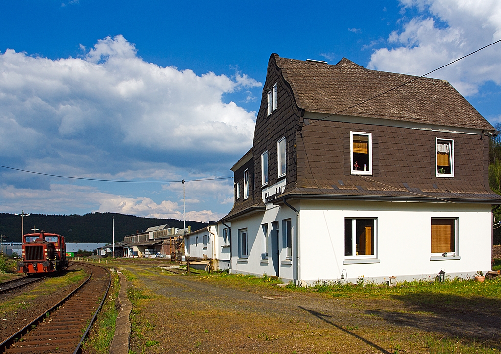 Kleinbahnhof Scheuerfeld/Sieg der Westerwaldbahn (WEBA) am 06.05.2013, bis zum 30. Oktober 1960 fuhren von hier Personenz�ge auf den Westerwald, der zuletzt noch bedienten Abschnitt war Scheuerfeld–Bindweide-Elkenroth.

Links stehen in doppeltaktion die Lok 1 und 3 (V 26) der WEBA, zwei Jung R 30 B Loks.