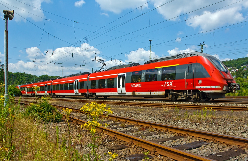 Mal ein anderes Hamsterbild - Der vierteilige  Bombardier Talent 2 (442 761 / 442 261) der DB Regio als RE 9 - Rhein Sieg Express (RSX) Aachen - K�ln - Siegen erreicht gleich (am 06.07.2013) den Bahnhof Betzdorf/Sieg. Hinten war noch 442 256 / 442 756 angekuppelt.