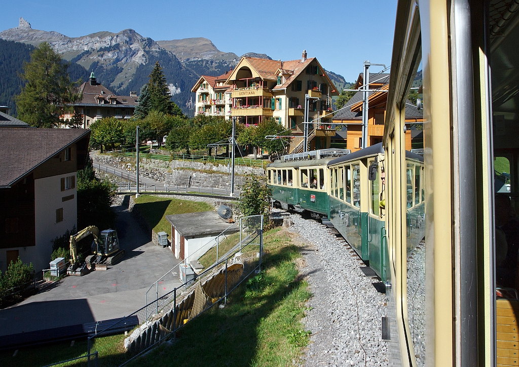 Mit der l�ngsten durchgehende Zahnradbahn der Welt, auch eine der sch�nsten, unterwegs:  Mit einem Triebzug der Wengernalpbahn (WAB) am 02.10.2011 zwischen Lauterbrunnen und Kleine Scheidegg, hier kurz nach dem Bf Wengen.
