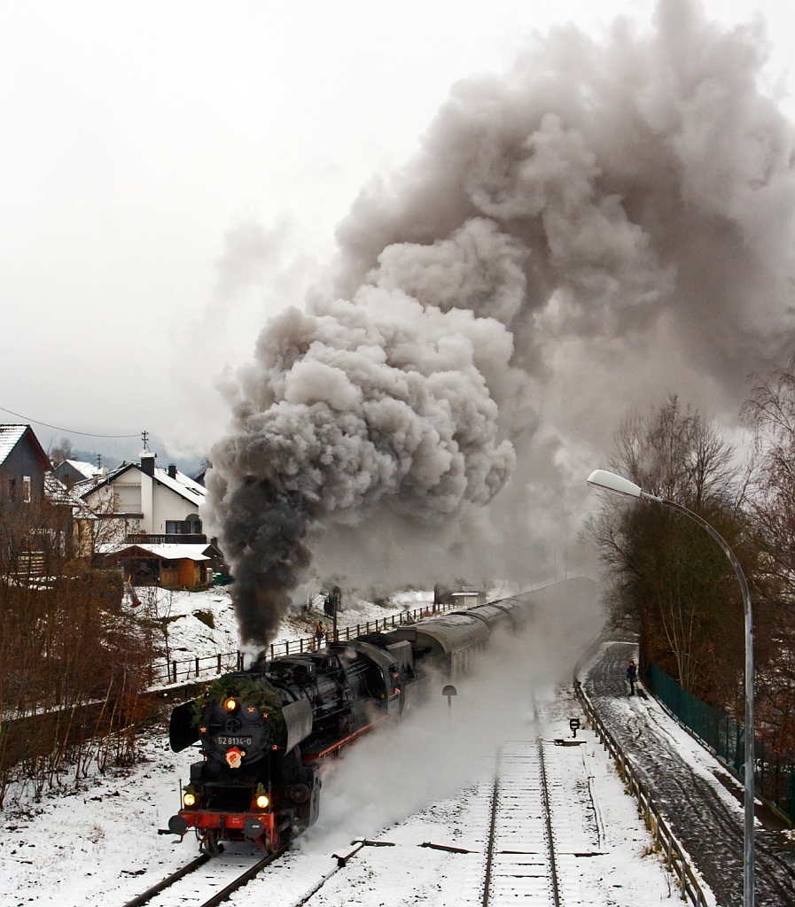 Mit m�chtiger Rauchfahne durchf�hrt die Betzdorfer 52 8134-0 am 02.12.2012 Herdorf in Richtung W�rgendorf, hier kurz vor der Br�cke Wolfsweg. Heute veranstalten die Eisenbahnfreunden Betzdorf ihre allj�hrlichen Nikolausfahrten zwischen Betzdorf/Sieg und W�rgendorf.