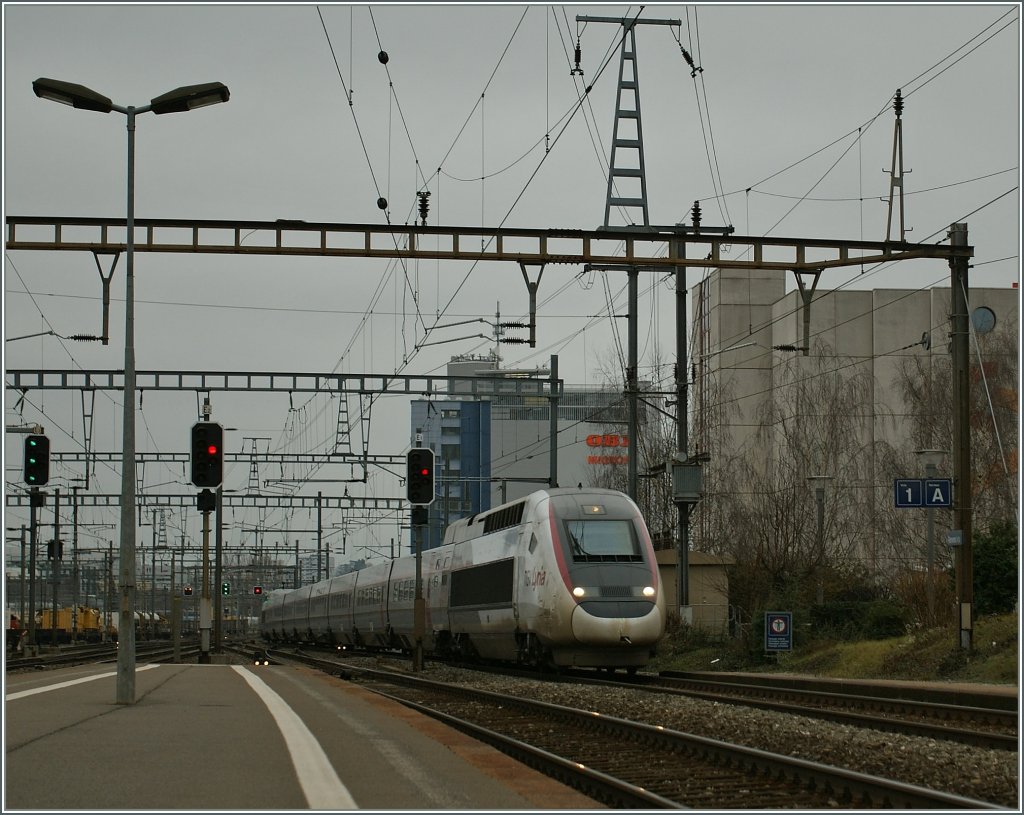 Mit nicht unerheblicher Geschwindikeit sausst der TGV von Lausanne nach Paris durch Renens VD.
7. Jan. 2013