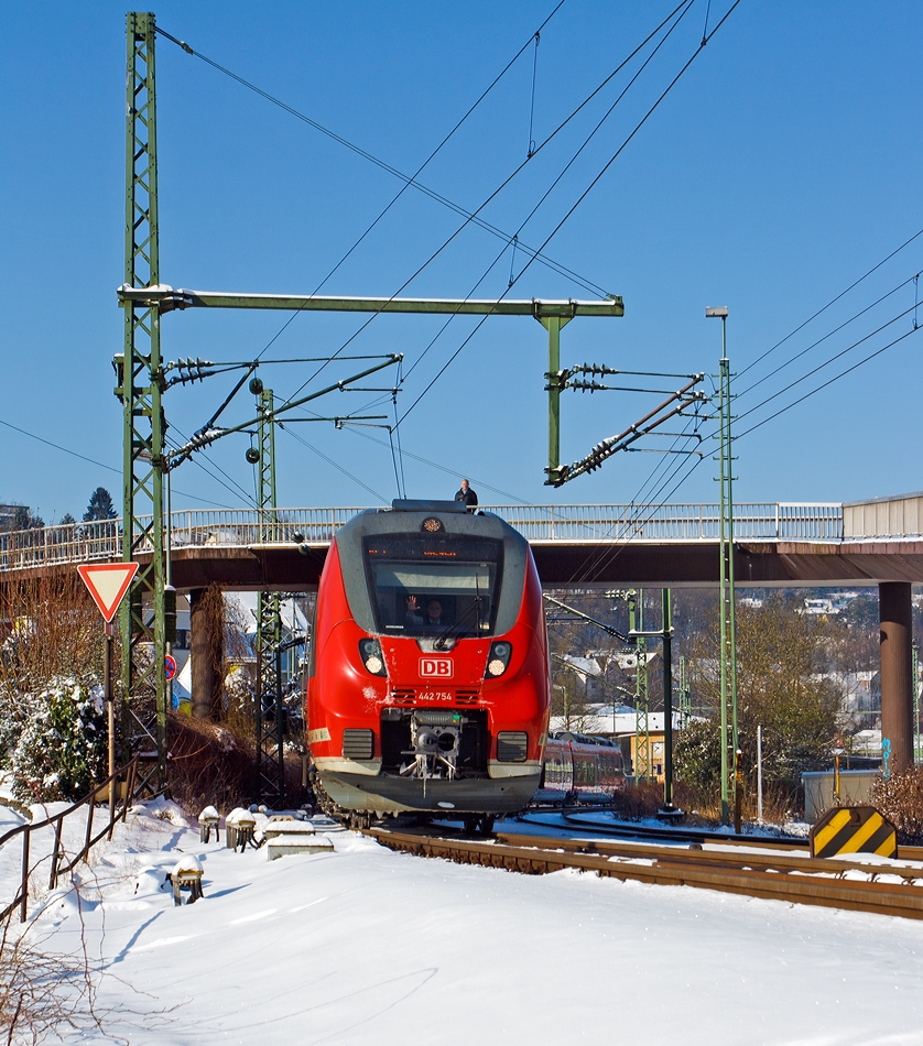 Mitte M�rz 2013 lag noch Schnee an der Sieg...

442 754 / 254 (vierteiliger Bombardier Talent 2) gekuppelt mit 442 601 / 101 (f�nfteiliger Bombardier Talent 2)  f�hrt am 13.03.2013 als RE 9 - Rhein Sieg Express (RSX) Aachen - K�ln - Siegen, vom Bahnhof Betzdorf/Sieg weiter in Richtung Siegen.

Einen lieben Gru� an den freundlichen Lokf�hrer retour.

