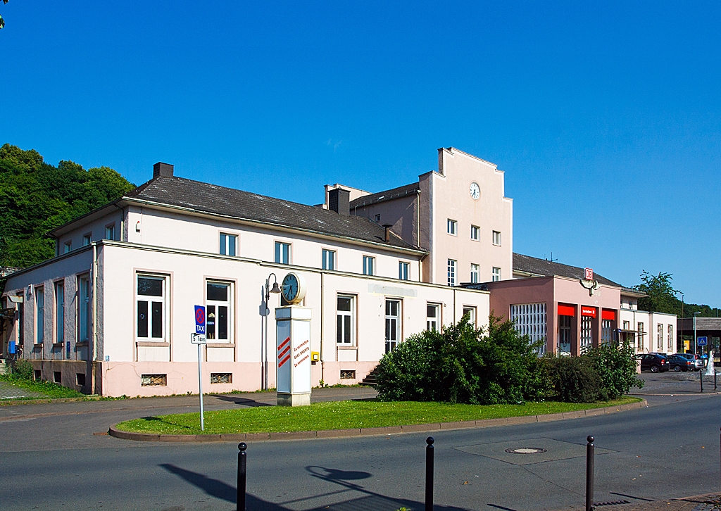 Nicht gerade eine Sch�nheit - Das Empfangsgeb�ude von dem Bahnhof Dillenburg, hier man 07.07.2013 von der Stra�enseite gesehen. Dieser Bahnhof liegt an der KBS 443 (Dillstecke).