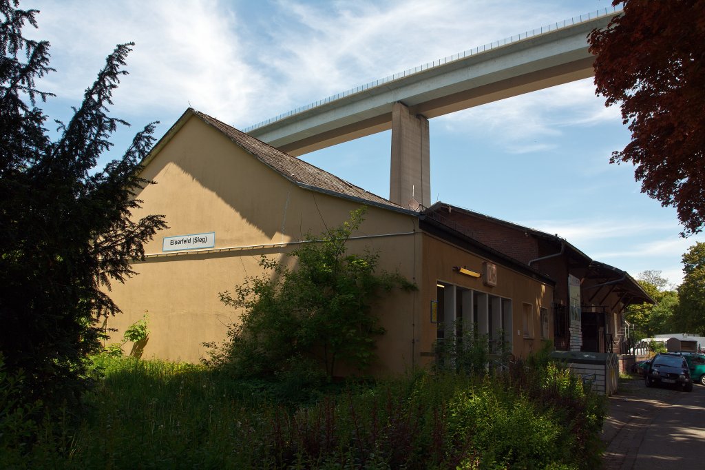 Nicht mehr der sch�nste: Der Bahnhof Eiserfeld (Sieg) am 15.05.2012. Dar�ber die Sigtalbr�cke der BAB 45, mit fast 106 Metern H�he war sie mal eine der h�chten in Deutschland.